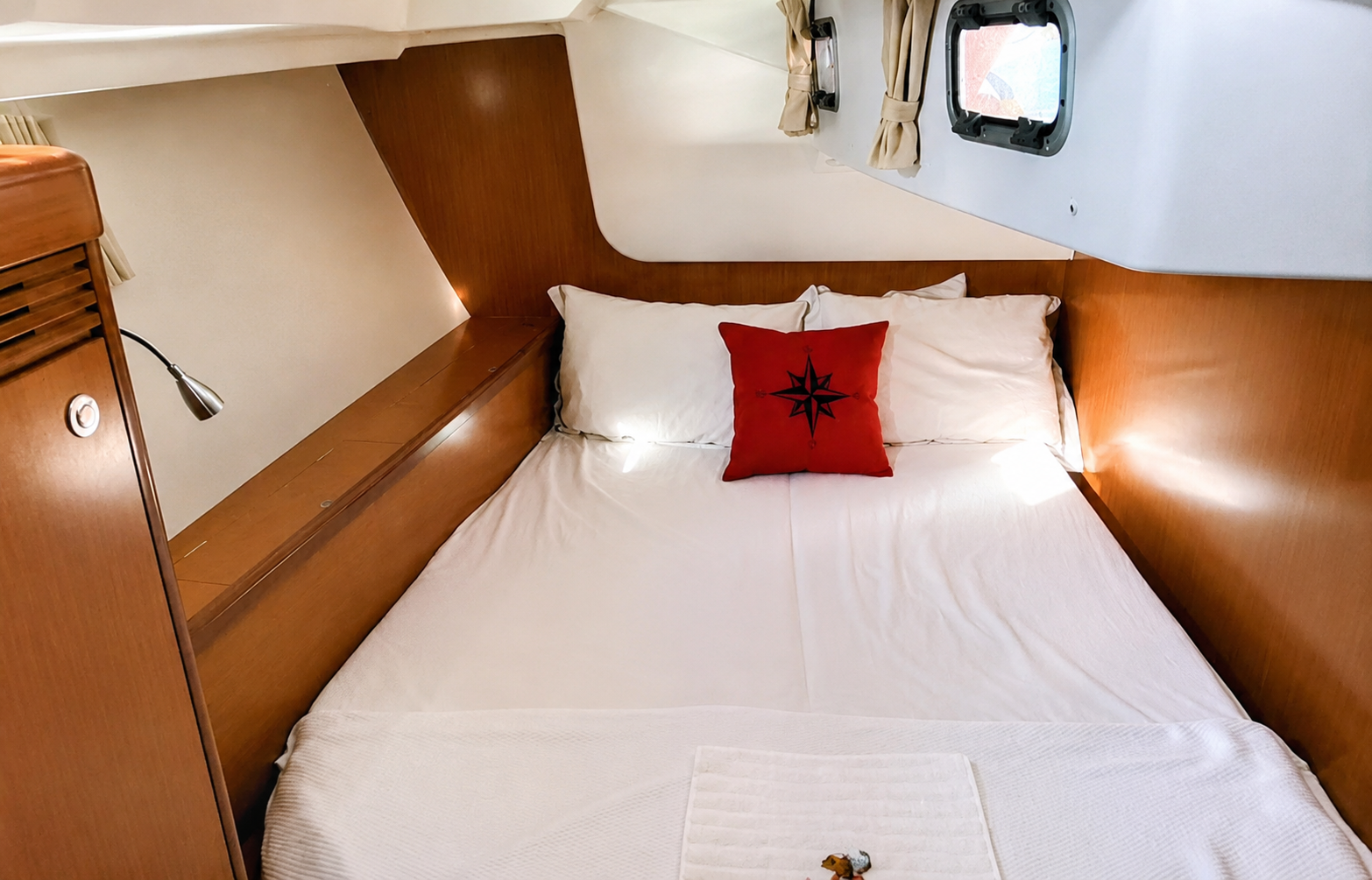 El camarote de proa y su gran cama doble